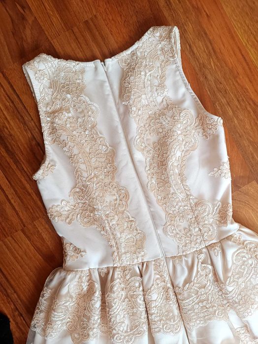 Jasno beżowa z perłową złotą koronką sukienka elegancka tiul nude