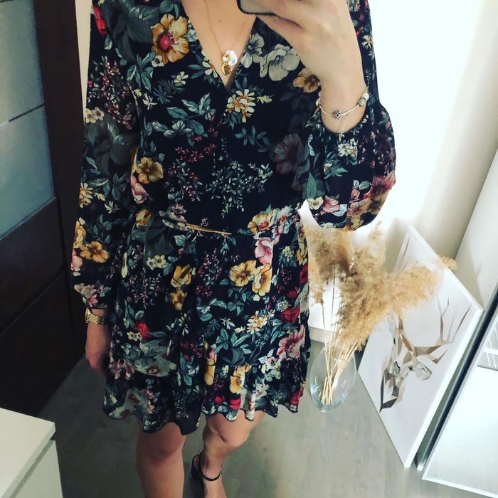 Czarna kwiecista sukienka