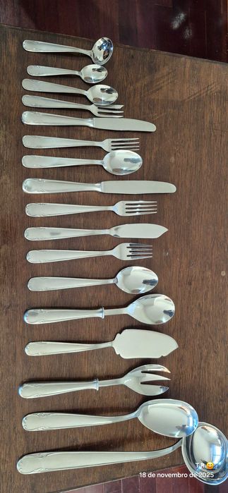 Faqueiro completo para 12 pessoas, em inox e em estado novo