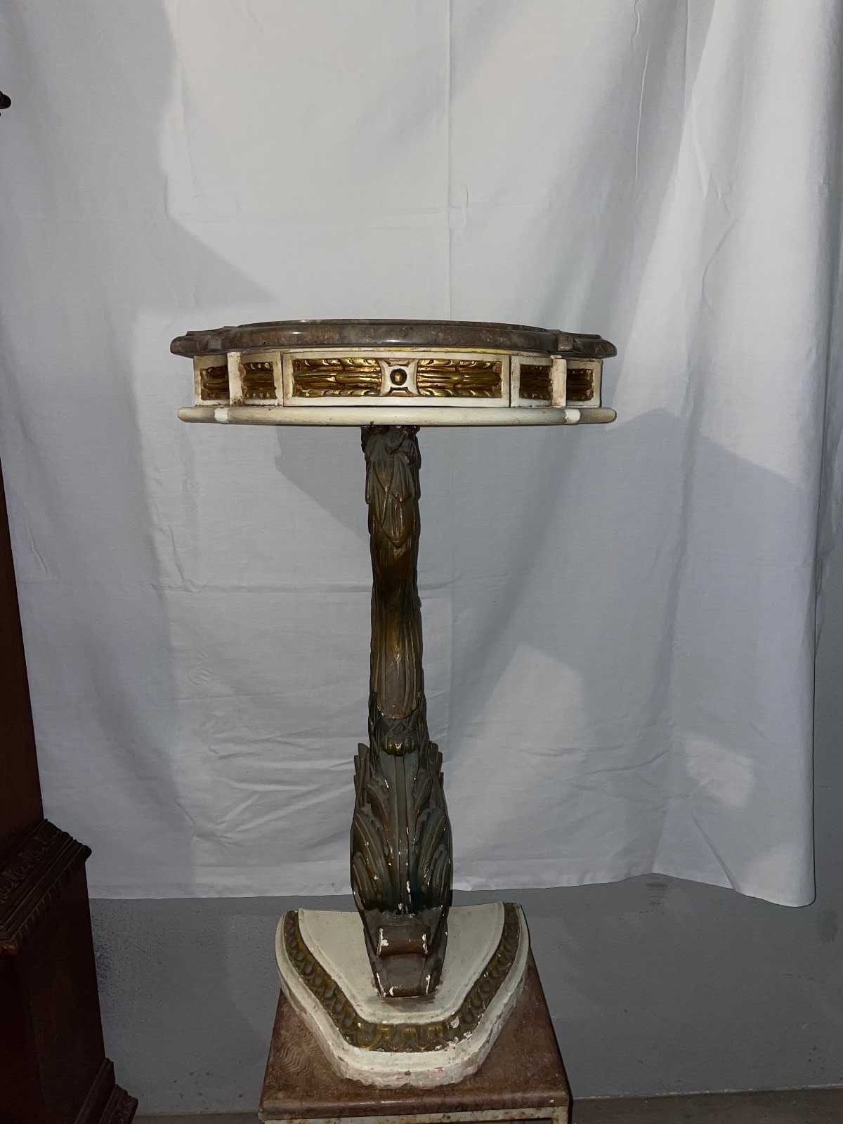 Mesa de canto com escultura