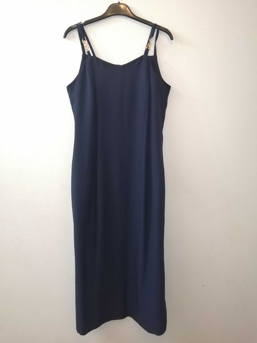 Vestido de cerimónia azul escuro.