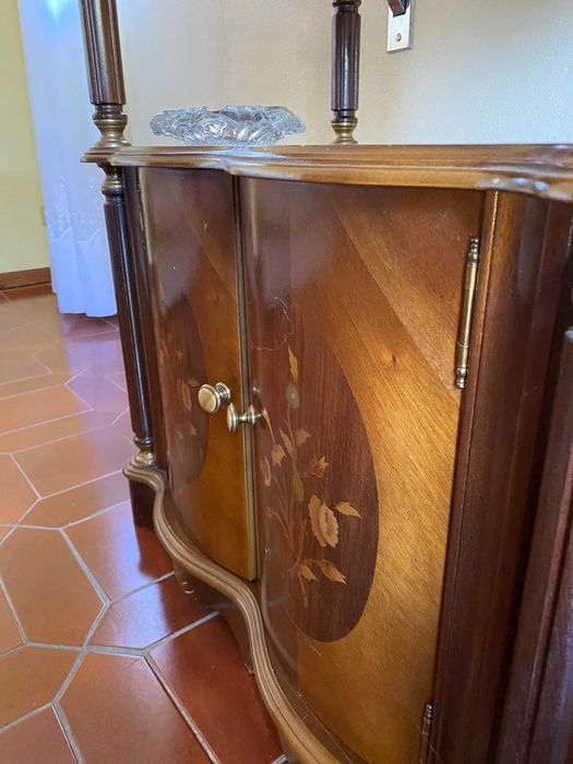Mesa de TV Vintage em Madeira Maciça – Peça Única e Elegante