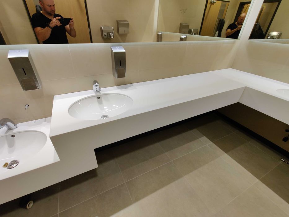 Praca 3 dni Białystok montaż 21 blatów łazienkowych solid surface cori