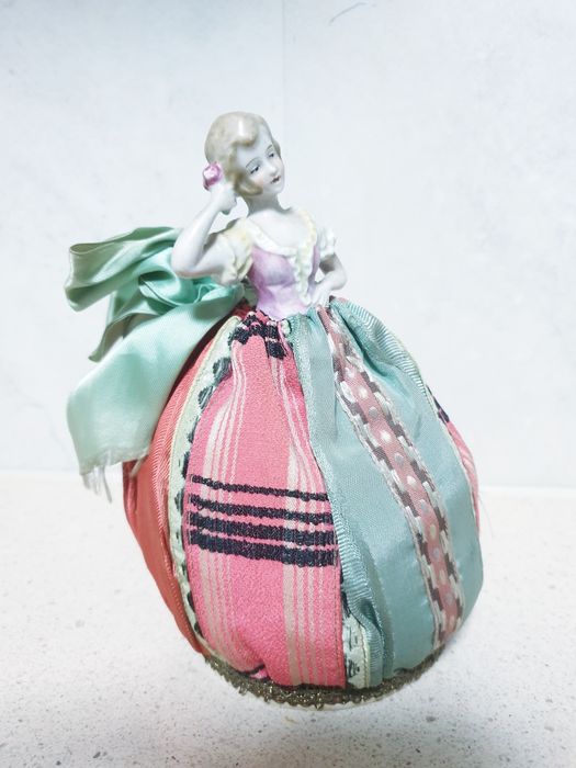 Linda antiga boneca "half doll" de pó de arroz em porcelana alemã