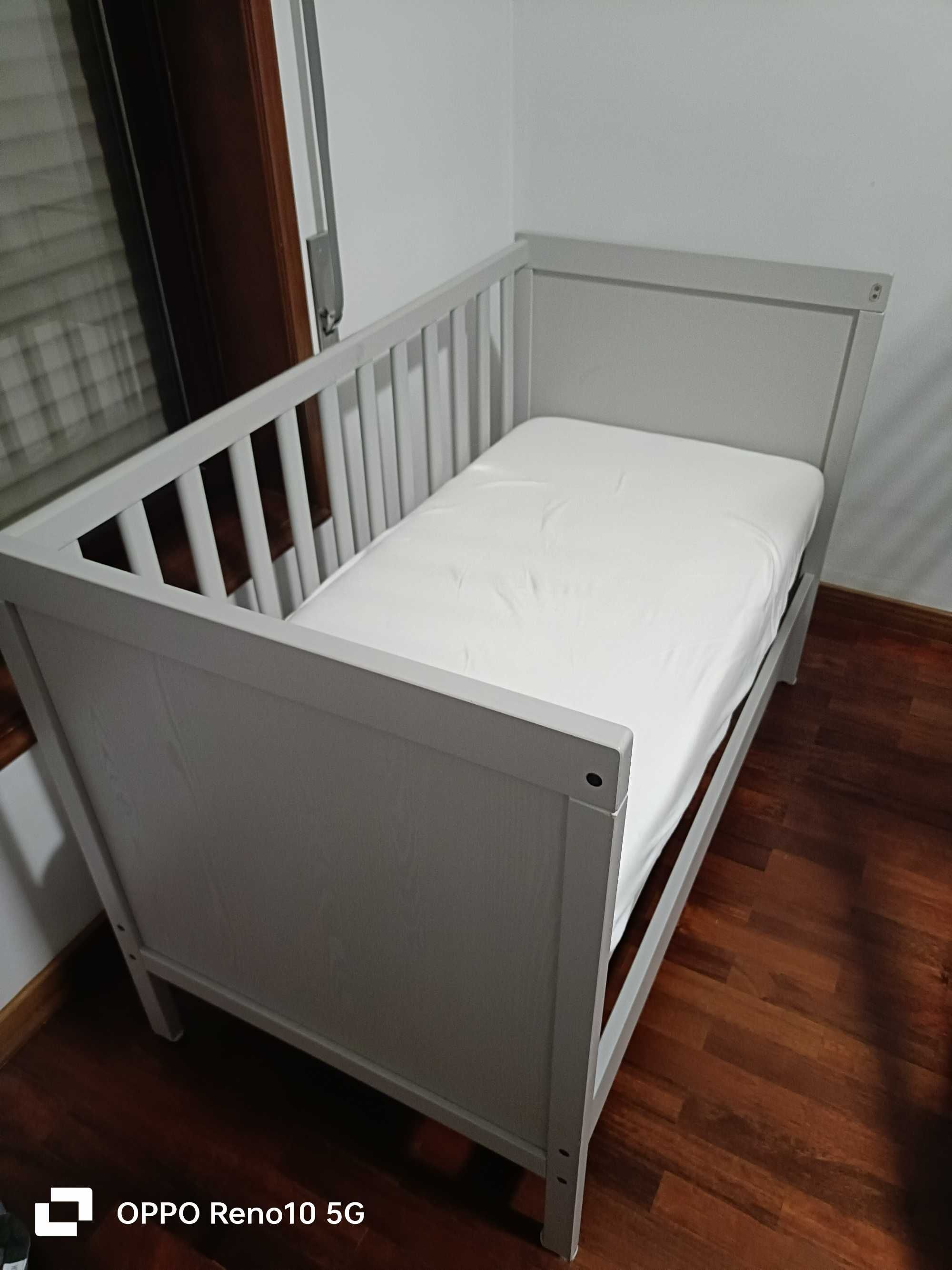 Berço IKEA SUNDVIK completo com colchão, protetor de colchão e lençol
