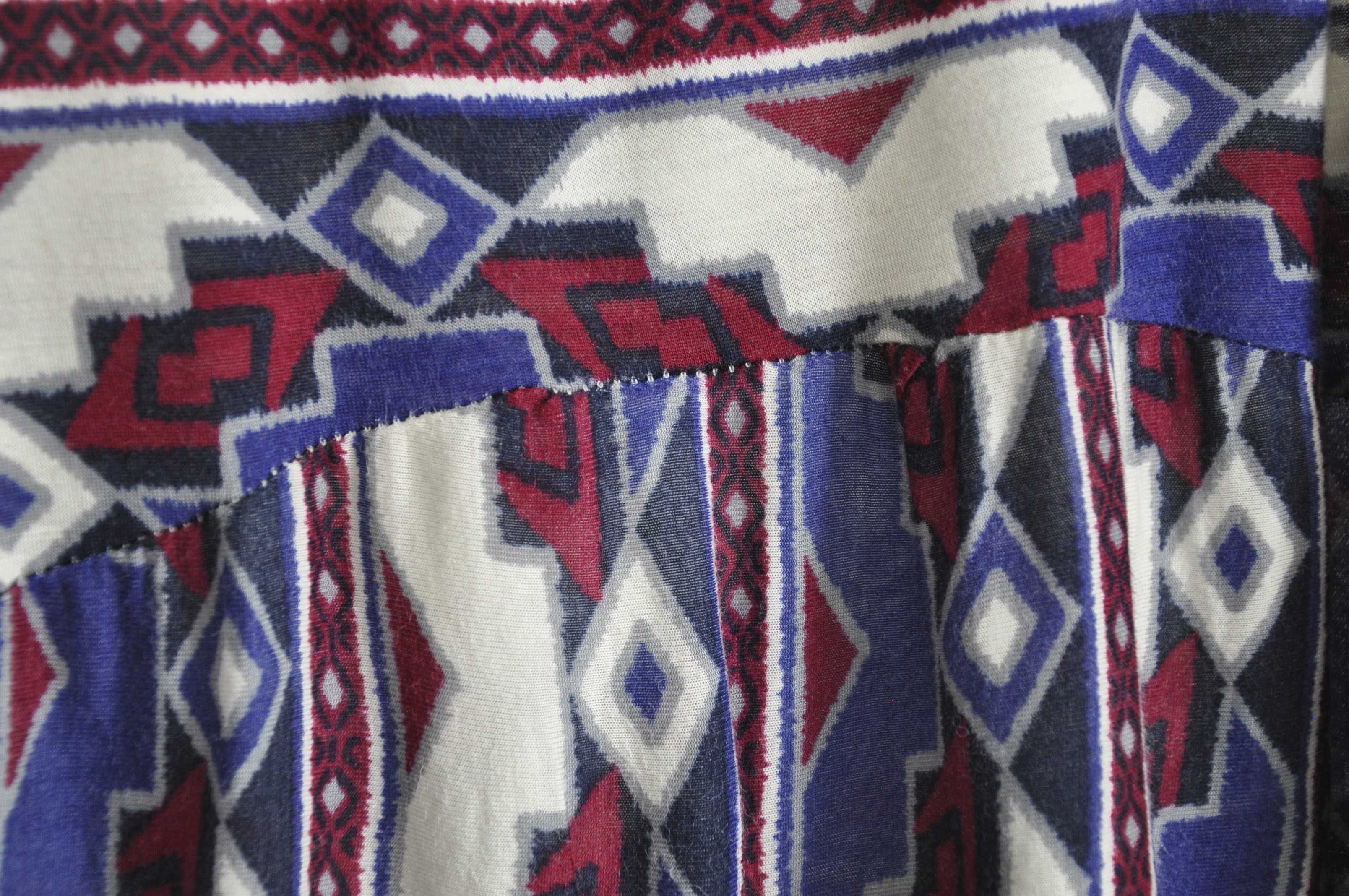 Spódnica w indiańskim stylu, z przodu krótsza z tyłu dłuższa z falbaną