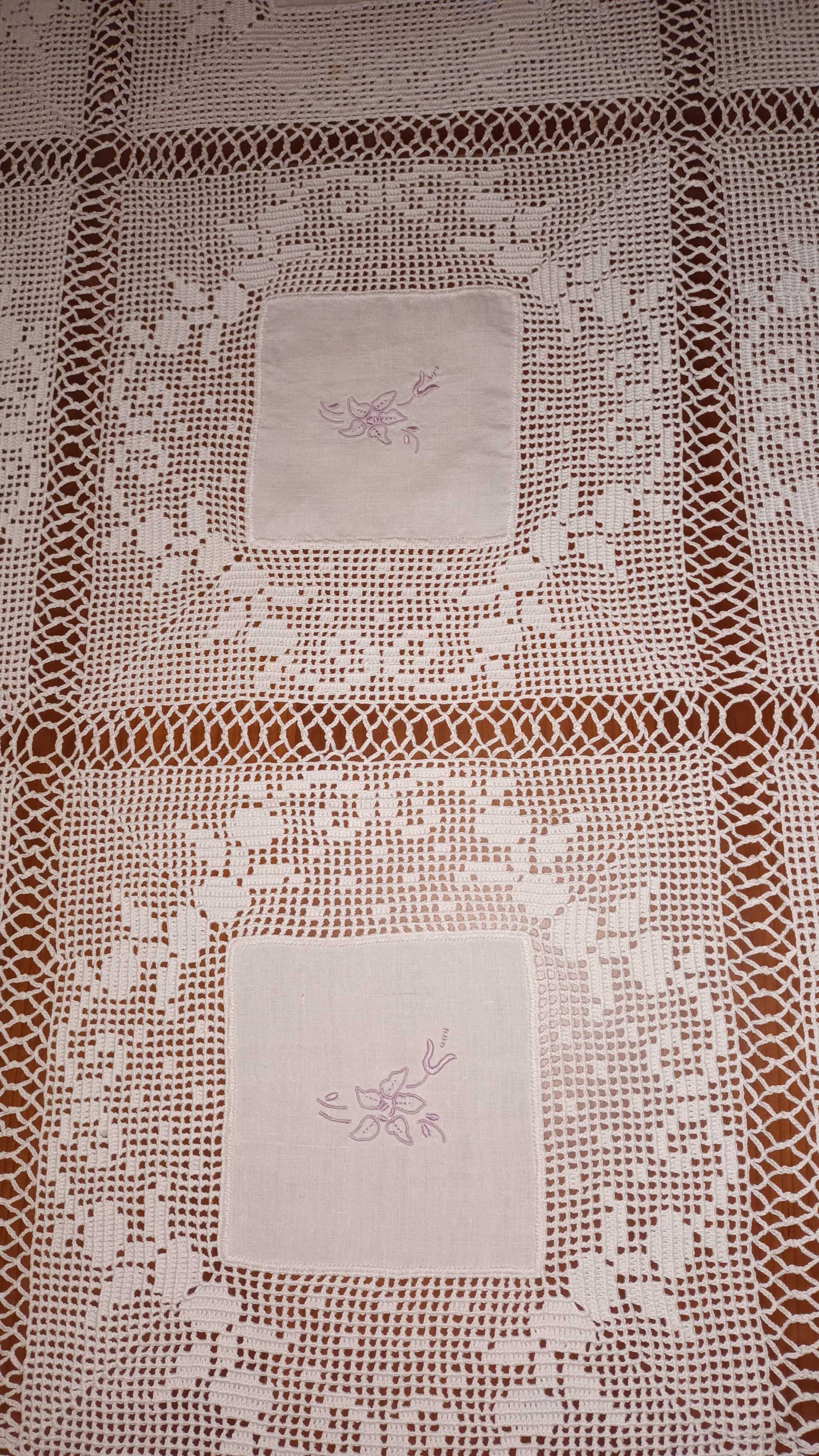 Toalha de mesa de linho, renda e bordados