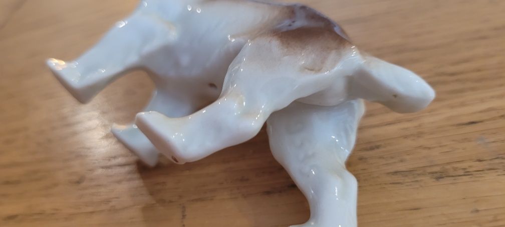 Porcelanowa figurka psa – sygnowana, piękne wykonanie, kolekcjonerska