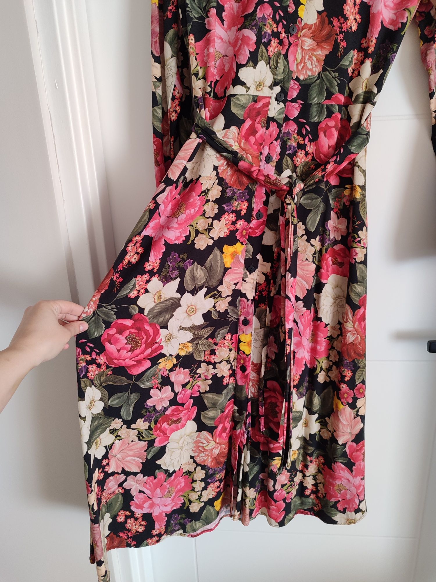 Sukienka koszulowa midi Reserved
