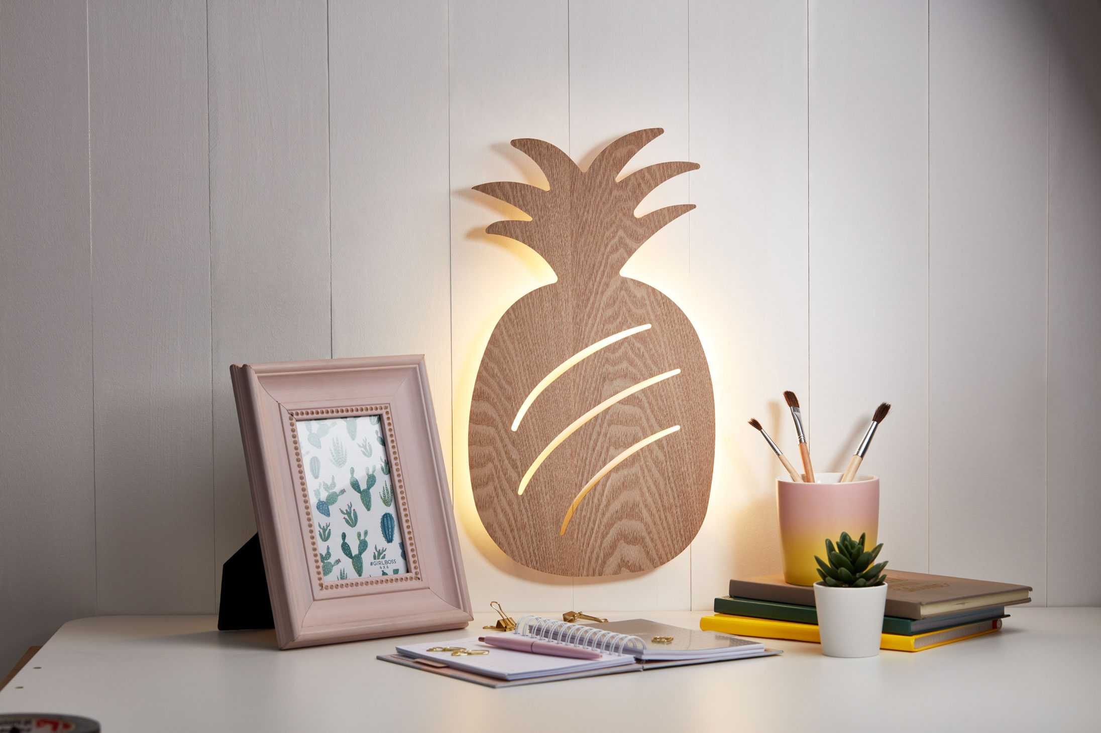 Dekoracja ścienna led drewniana ananas 40 cm lampka