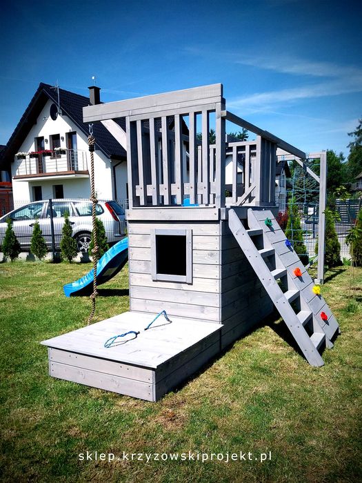 Plac zabaw, domek dla dzieci, huśtawka, zjeżdżalnia, piaskownica.