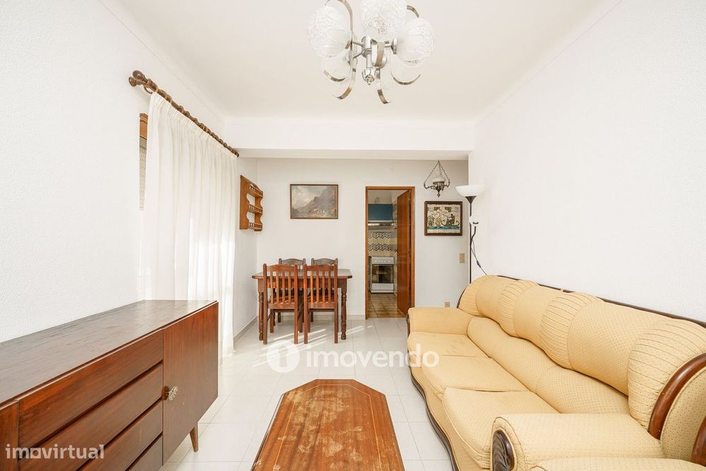 Apartamento T1 com varanda e a 200m da praia, no coração de Sesimbra