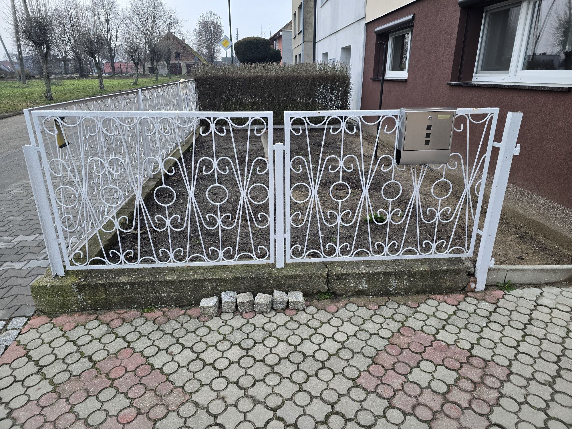 Płot plus  brama.