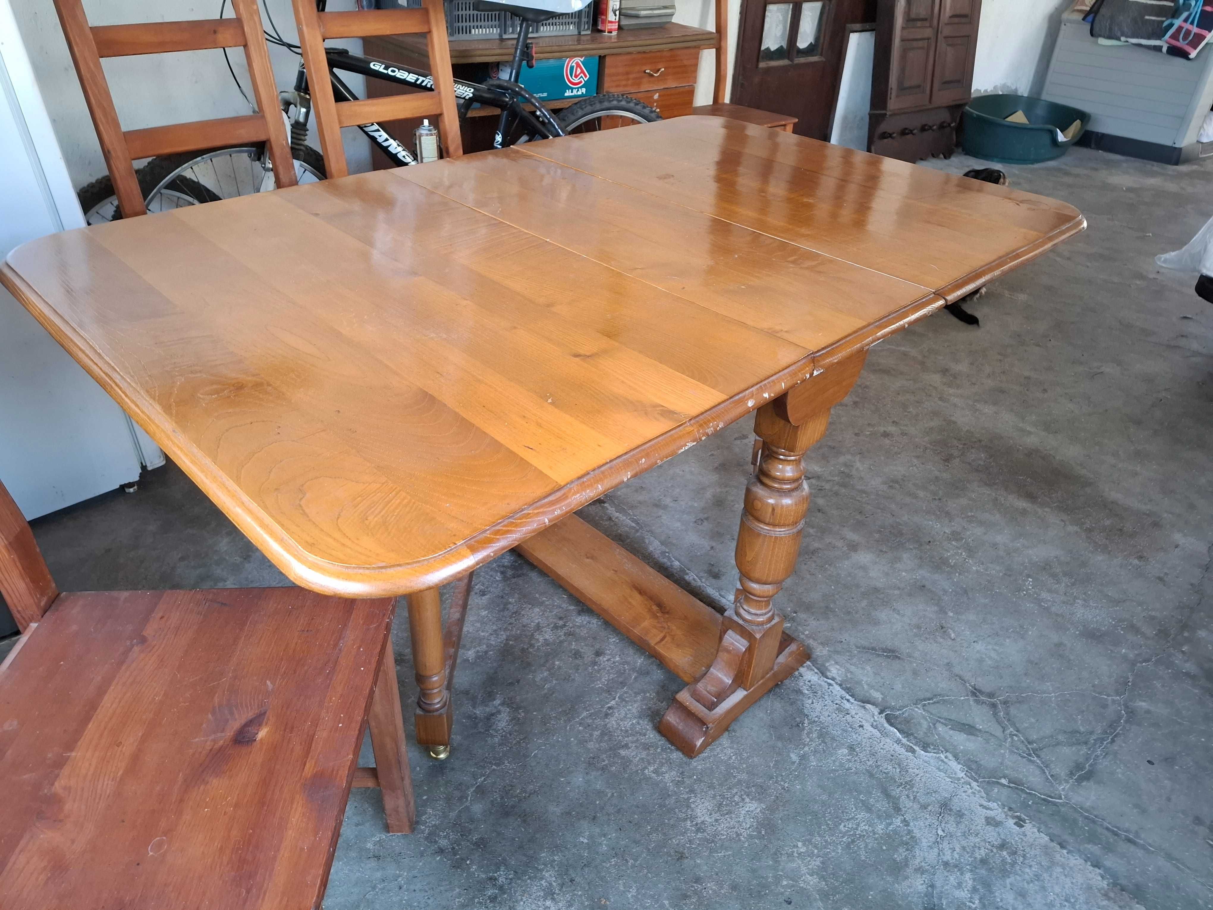 Mesa maciça com 4 cadeiras