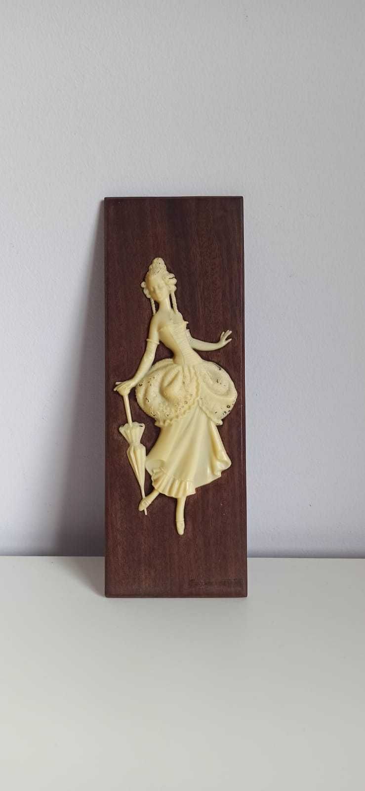Quadros com figuras em relevo