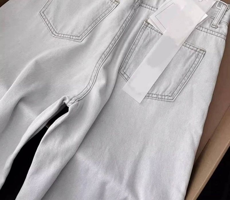 Світло-блакитні джинси