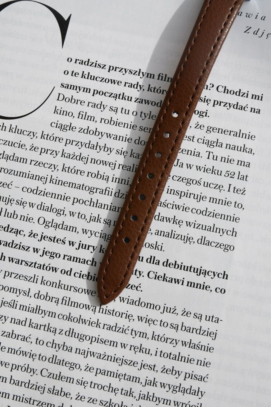 Vintage zegarek z brązowym paskiem i białą tarczą retro old money