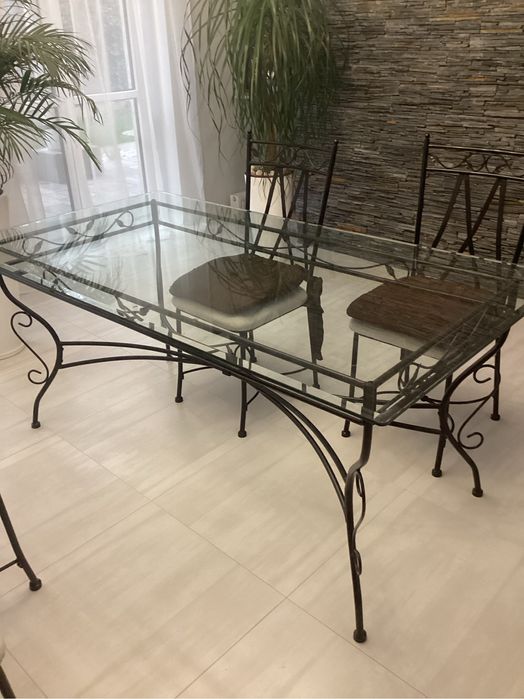 Stol z krzeslami i komoda