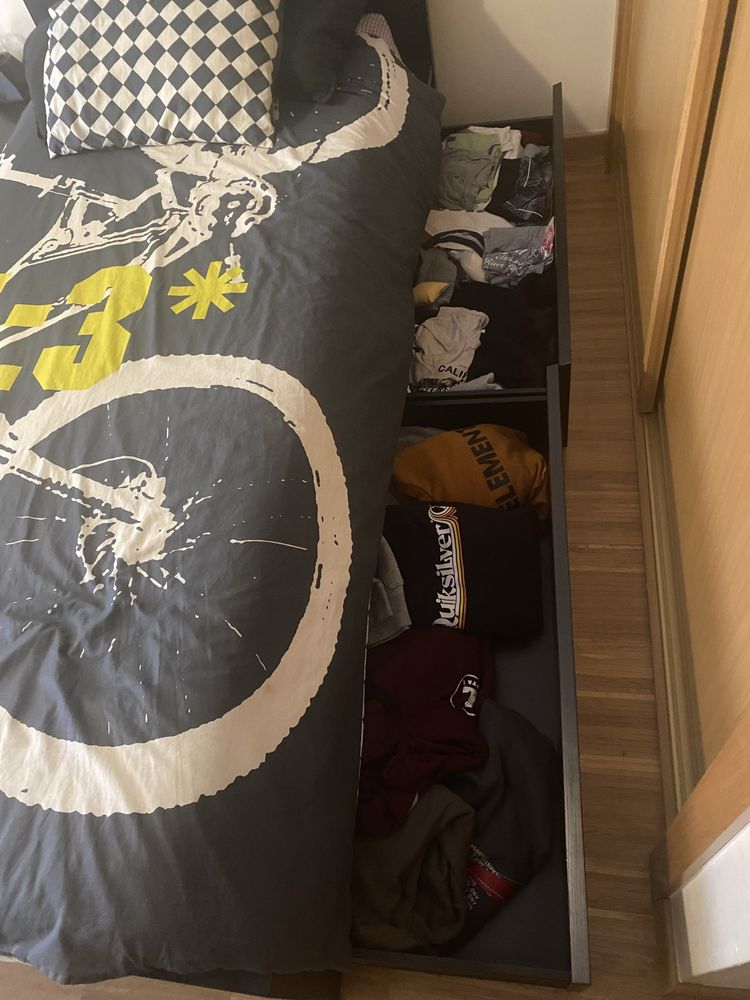 Cama individual com arrumação, otimo estado