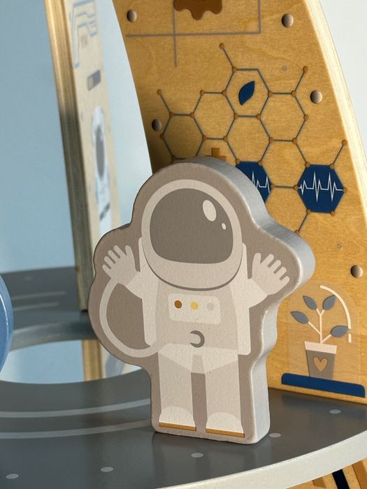 Foguetão de criança com bonecos