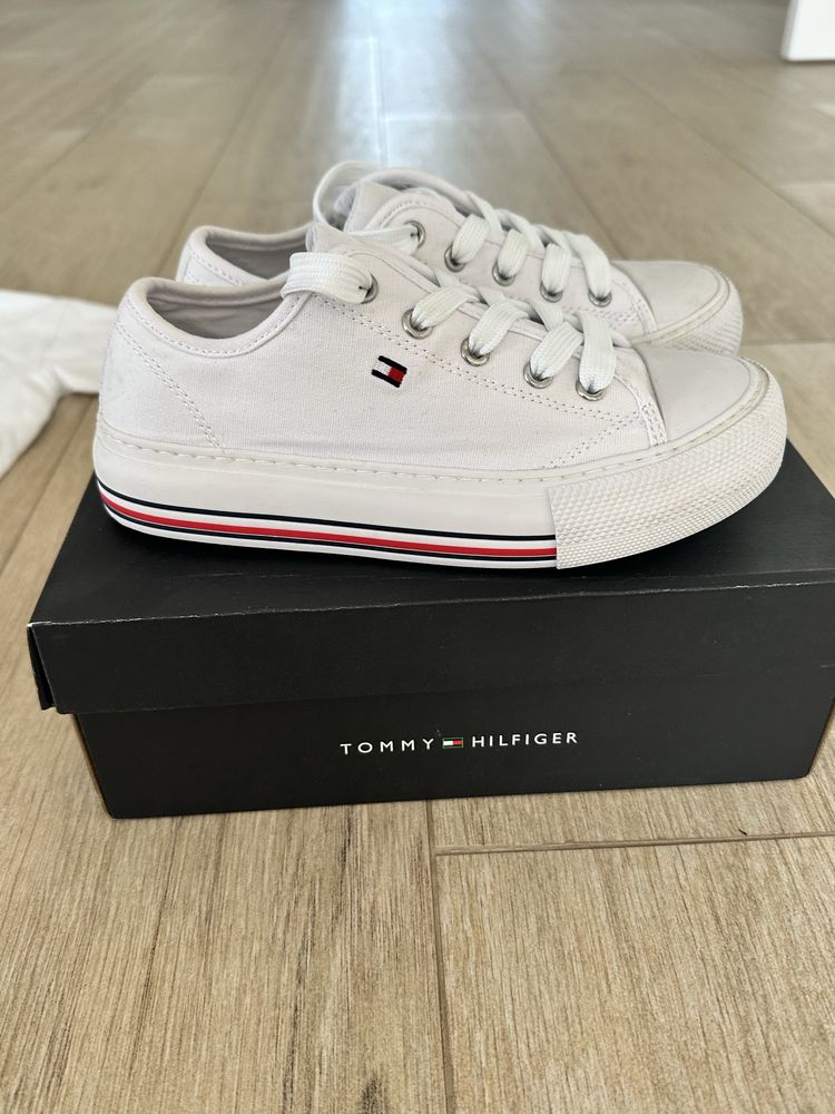 Комплект Tommy Hilfiger футболка поло, штани джинсові, мокасіни, кеди