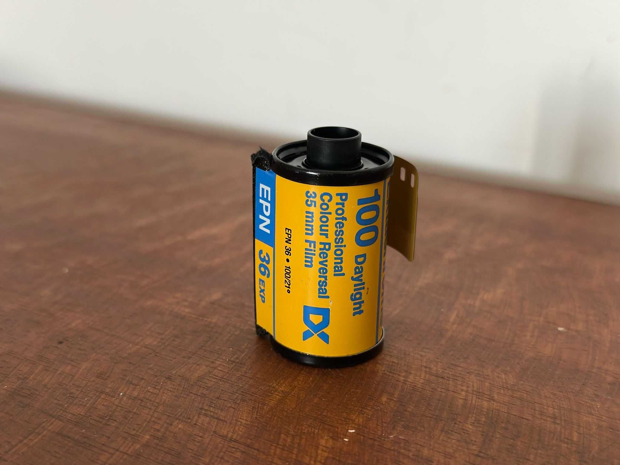 Químicos e rolos de diapositivos antigos - Fotografia