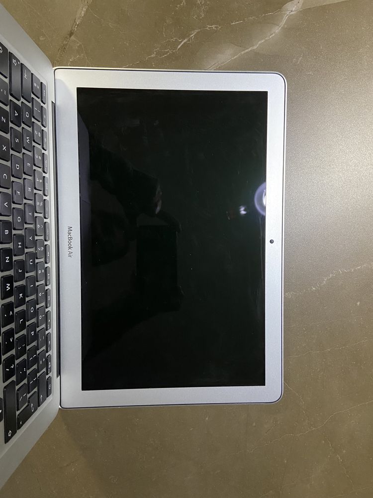 MacBook 2017 z ladowarką