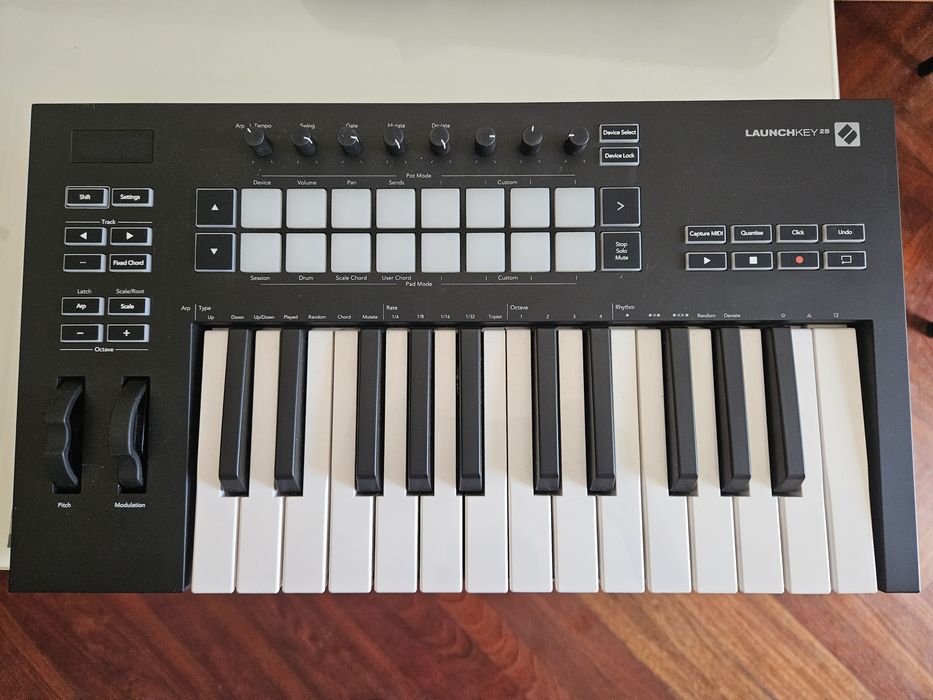 Teclado Controlador MIDI Novation Launchkey 25 MK3