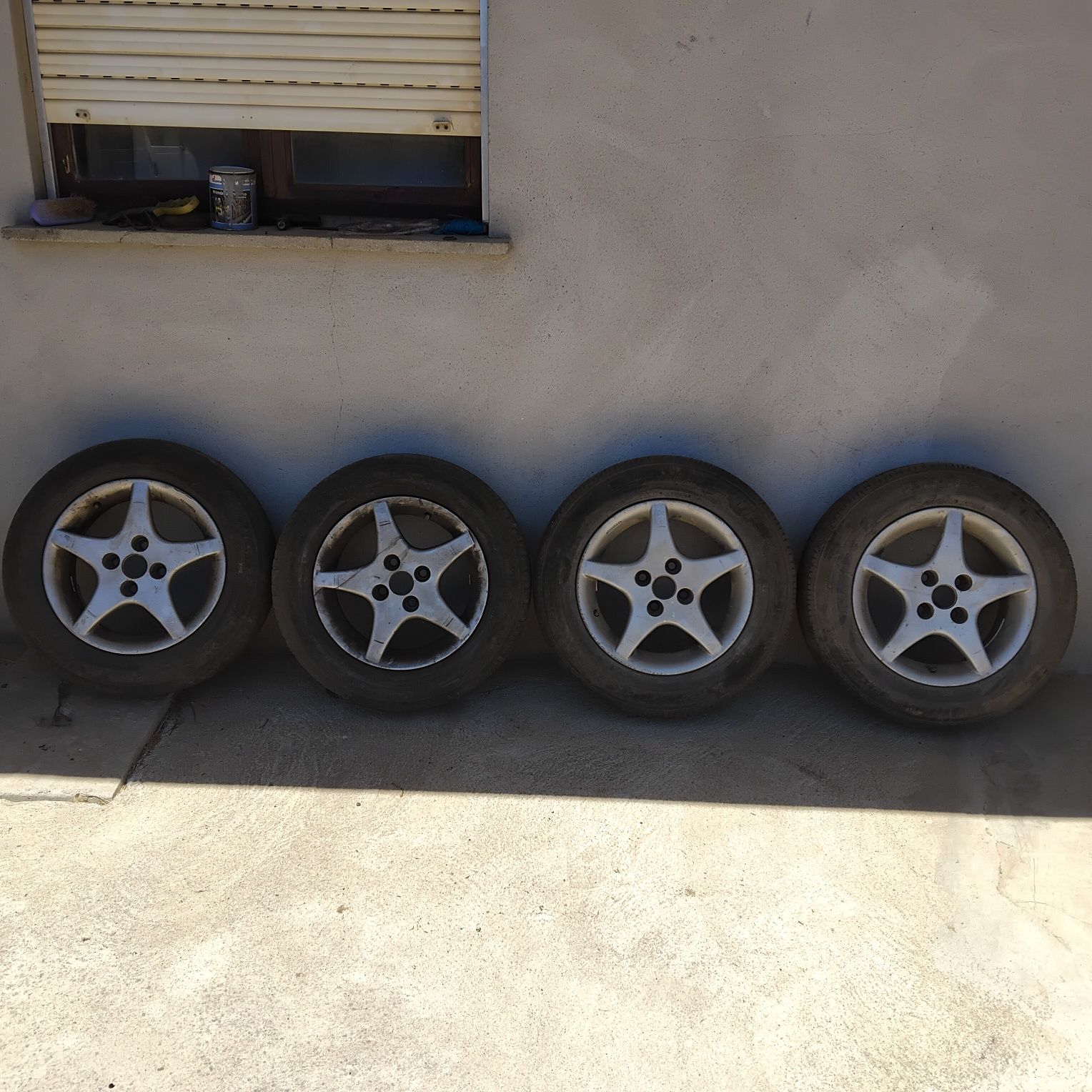 Vendo jantes com pneus volkswagen