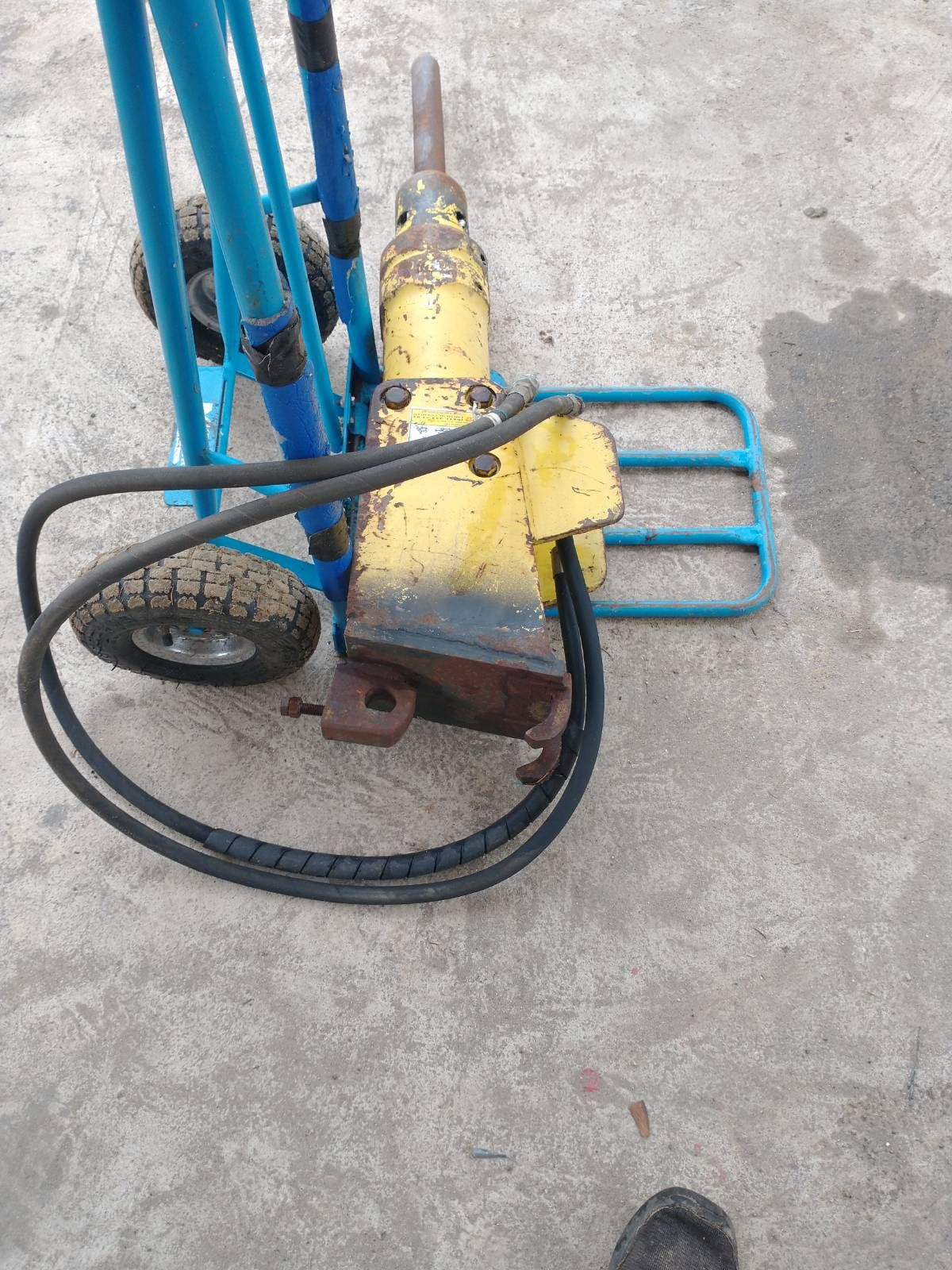 Młot wyburzeniowy hydrauliczny do koparki