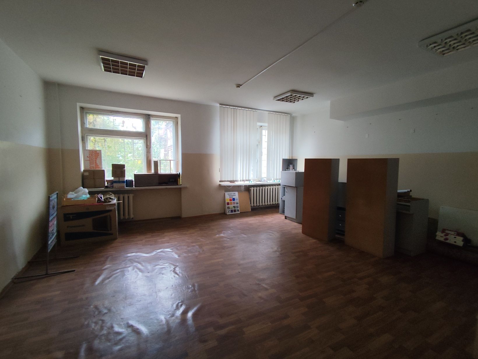 Продам адмвнбуділю в центрі м. Черкаси 2235м2, 320 дол м2.