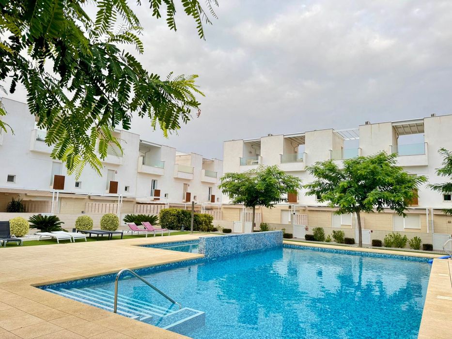 Таунхаус у 100 метрах від моря є басейн , парковка- 2 авто , терасса