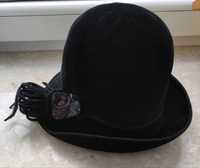 Czarny kapelusz z piękną brożką