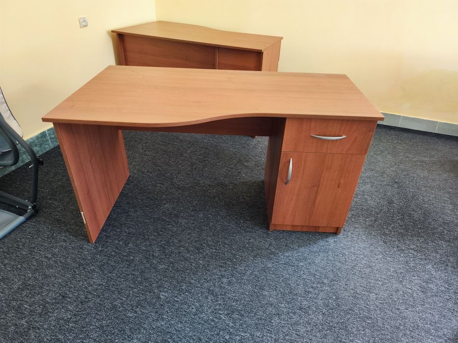 Офисный столы и компьютерные и другая офисная мебель .