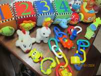 Vários brinquedos para bébé