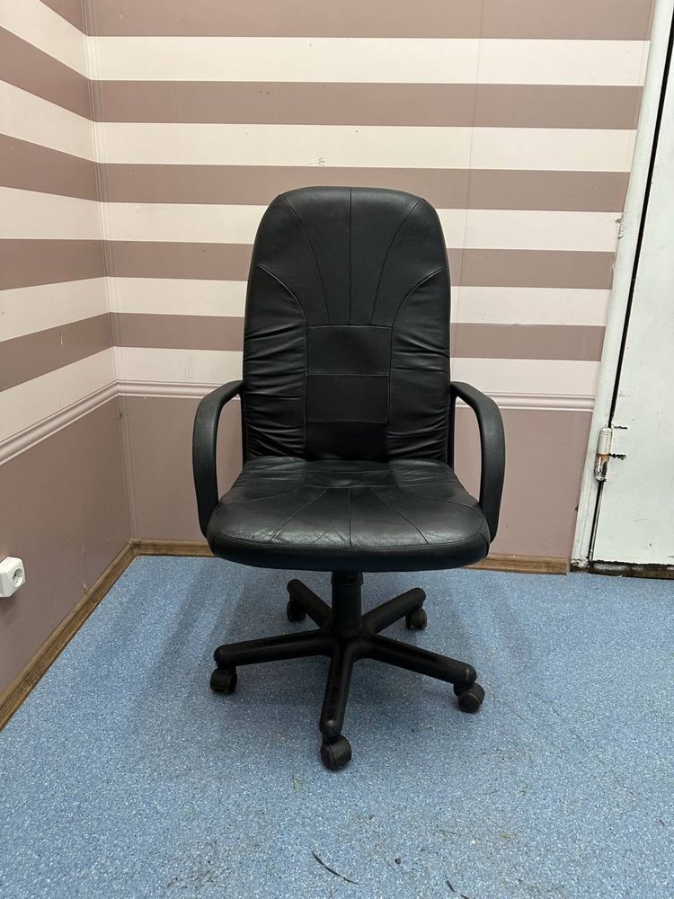 Крісло компʼютерне чорне на 110кг в гарному працюючому стані
