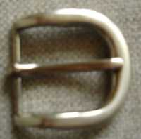 Klamra metalowa do paska o szerokości 3,3 cm.