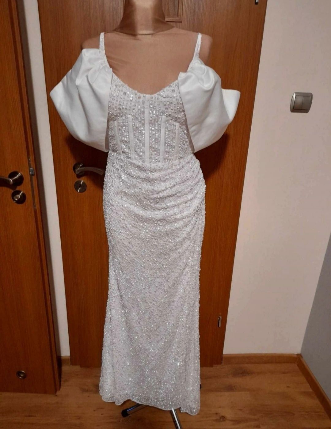 Śliczna maxi sukienka gorsetowa ASOS zdobiona cekiny bufiaste rękawki