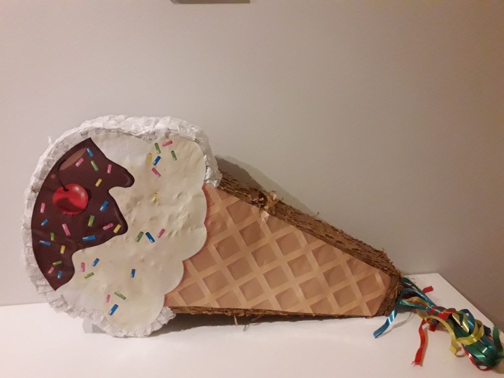 Pinhata em formato cone de gelado