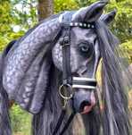 Siwy jabłkowity Realistyczny konik Hobby Horse A3 + sprzęt