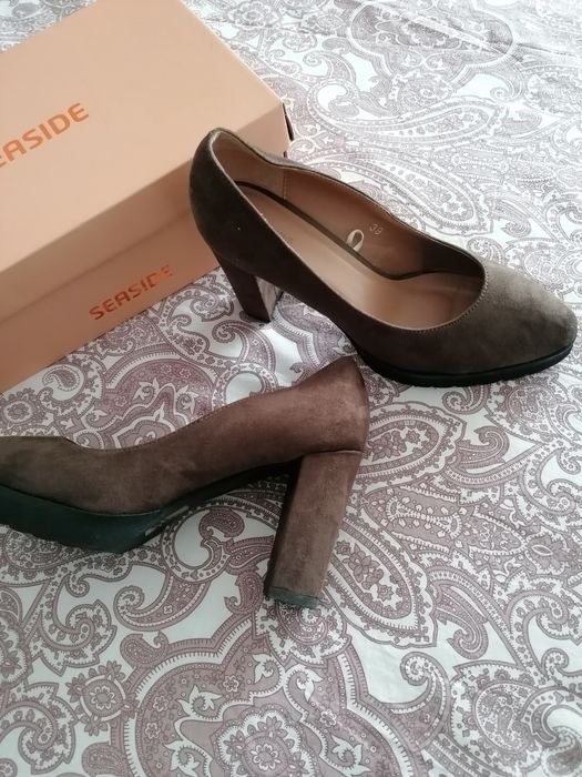 Sapato compensado castanho