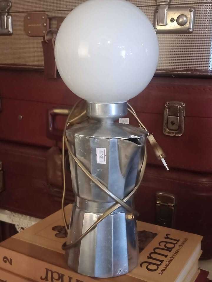 Candeeiro feito a partir de cafeteira de café