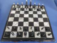 Zestaw dawnych szachów, szachownica ozdobiona masą perłową,