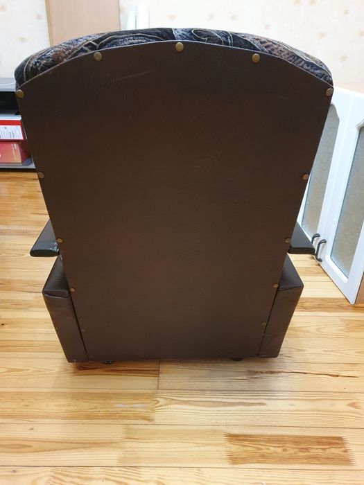 Диван розкладний з вставками з дуба та 2 кресла з ручками з дерева