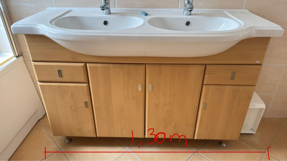 Movél WC com 1,30m com dois lavatórios.