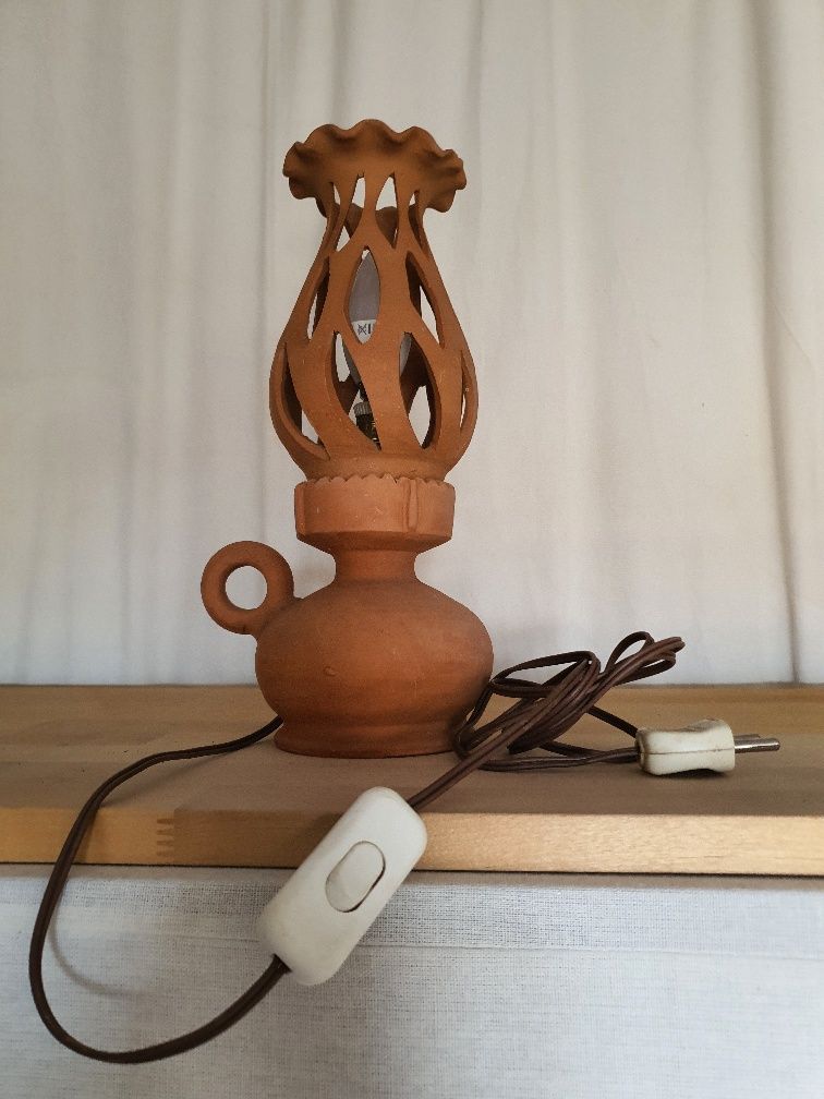 Candeeiro barro eletrificado com lâmpada