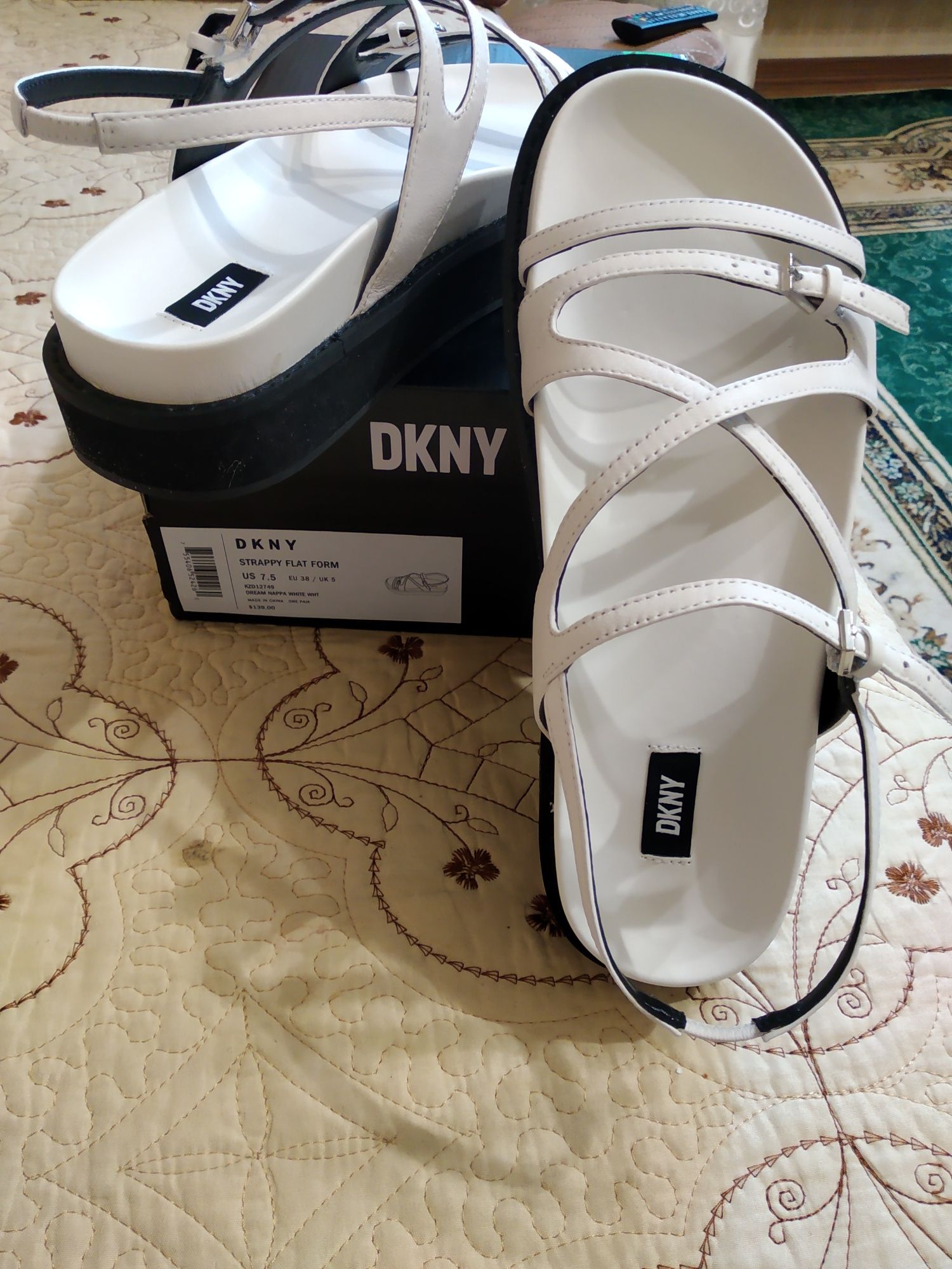 Женская обувь от  DKNY,  и Atmosphere
