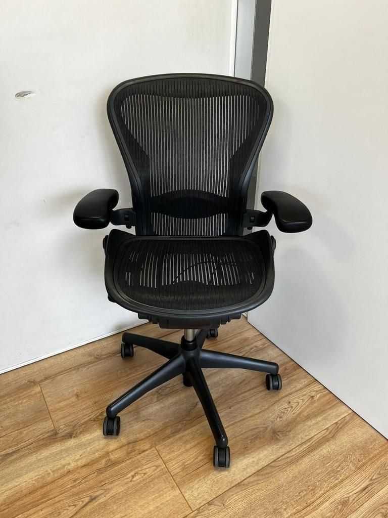 Opção completa Herman Miller Aeron remodelada, com suporte lombar