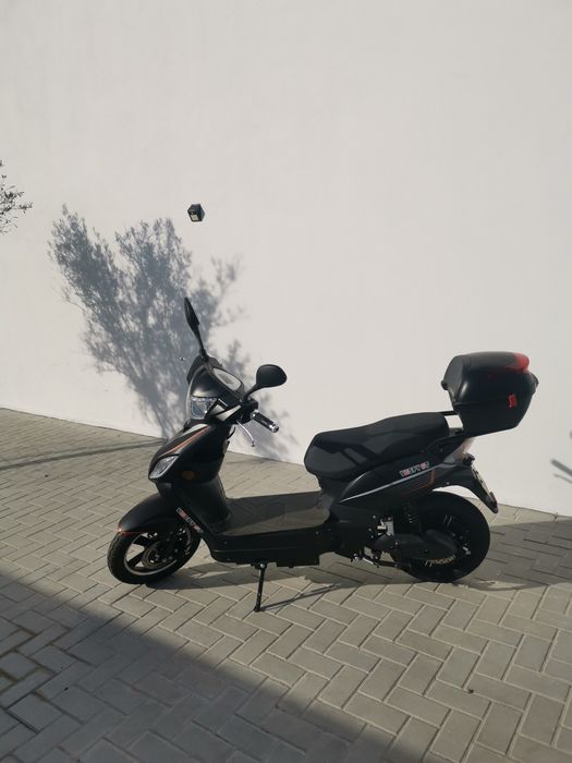 Vende_se mota electrica semi nova apenas com um dia de uso.