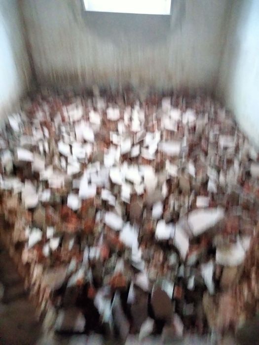 Entulho, cimento, tijolo e terra